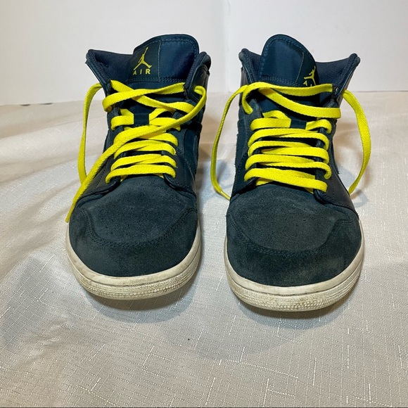Men’s size 11 Jordan 1 mid in armory navy.  Good condition! - Picture 2 of 5